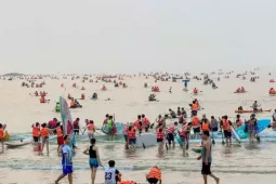 Chen chúc chèo SUP trên biển Đà Nẵng