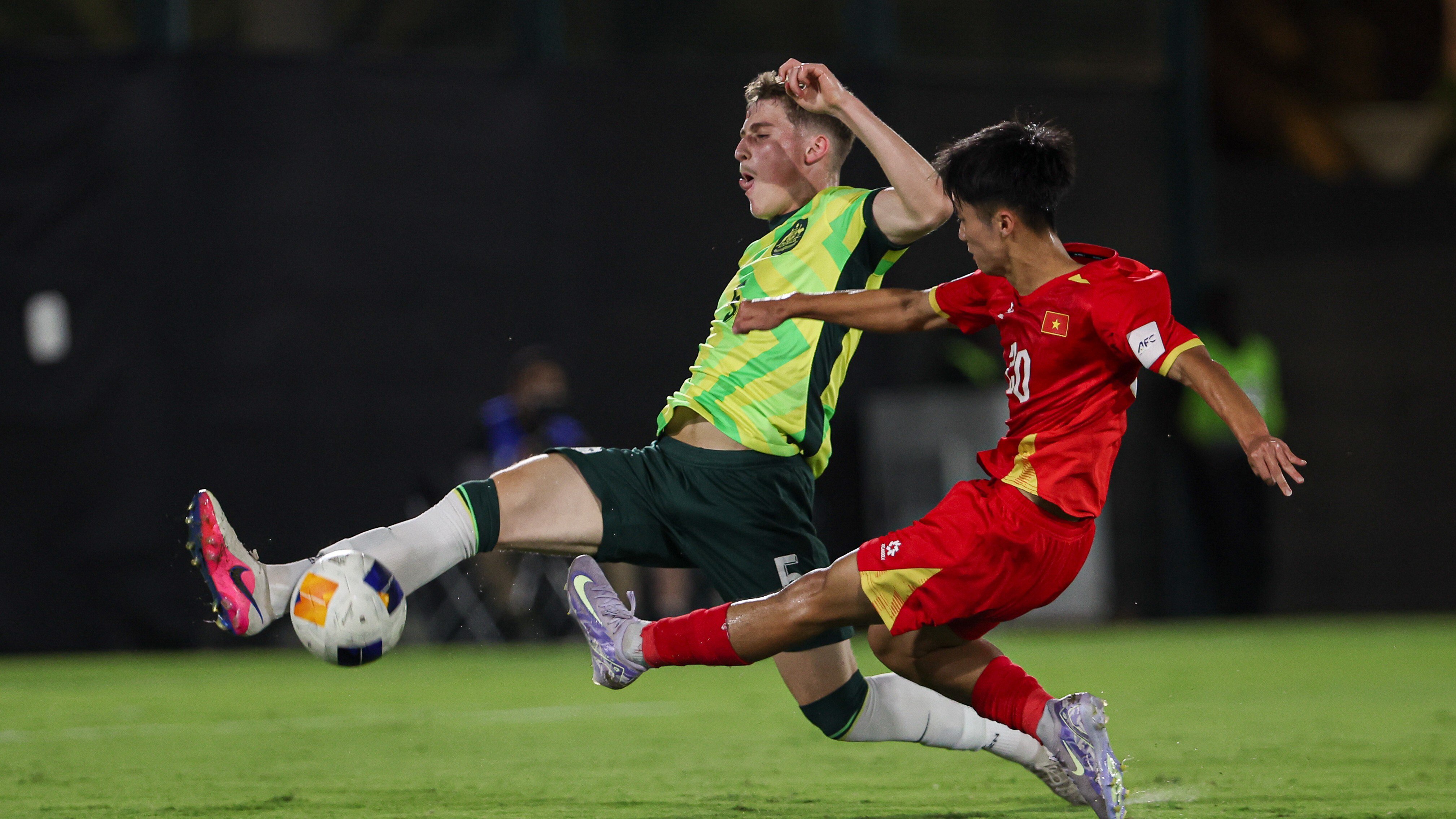 U17 Việt Nam (áo đỏ) chơi nỗ lực nhưng vẫn thất bại trước U17 Australia
