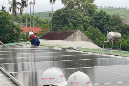 Giá tấm pin năng lượng, pin lưu trữ đồng loạt tăng giữa "cơn sốt" lắp điện mặt trời mái nhà