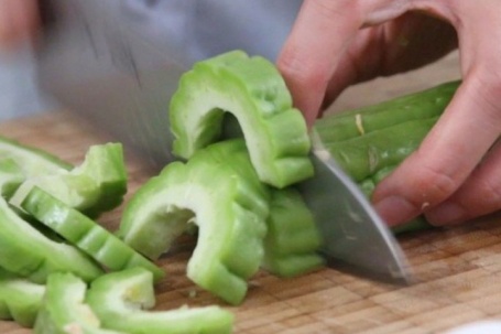 Chồng cầu cứu mẹ dạy vợ làm gỏi mướp đắng thanh mát giàu đạm giải ngán cho mình