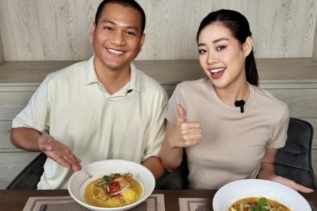 Ông xã Khánh Vân nấu đủ món 'trên rừng dưới biển' chiều vợ