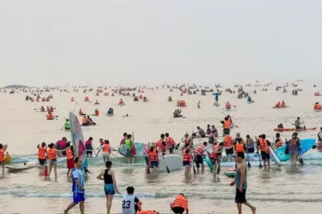 Chen chúc chèo SUP trên biển Đà Nẵng