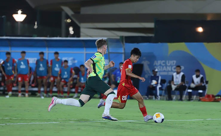 U17 Việt Nam (áo đỏ) chơi đầy nỗ lực trước U17 Australia