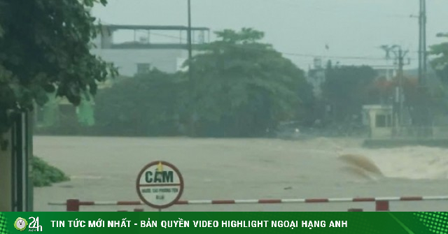 Video: Khoảnh khắc nước sông dâng cao cuồn cuộn, tràn vào nhà dân ở Quảng Ninh