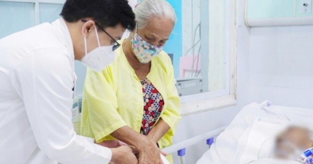 Tắm nước lạnh giải nhiệt ngày nóng, cụ bà 86 tuổi viêm phổi nặng