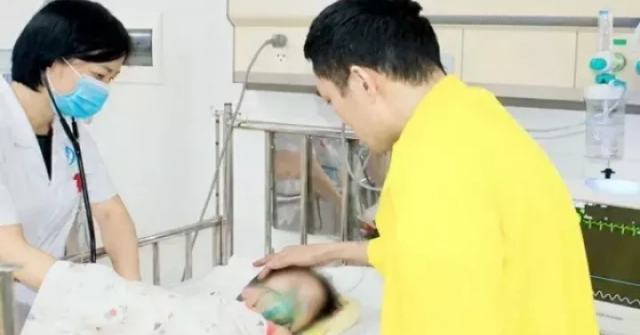 Chui qua cổng sắt đi chơi, bé gái 3 tuổi suýt mất mạng