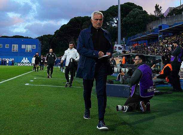 Mourinho trên đường pitch trước trận Estoril - Benfica