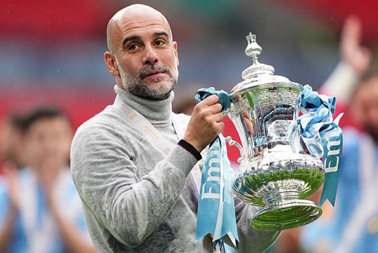 Pep Guardiola nâng cúp lần thứ 20 cùng Man City