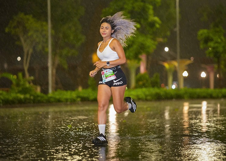 Hot girl làng gym chạy 21km dưới mưa lớn, Hồng Lệ vô địch marathon ở Hải Phòng - 1