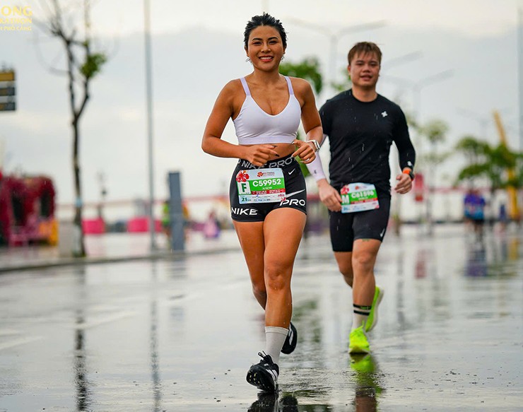 Hot girl làng gym chạy 21km dưới mưa lớn, Hồng Lệ vô địch marathon ở Hải Phòng - 4