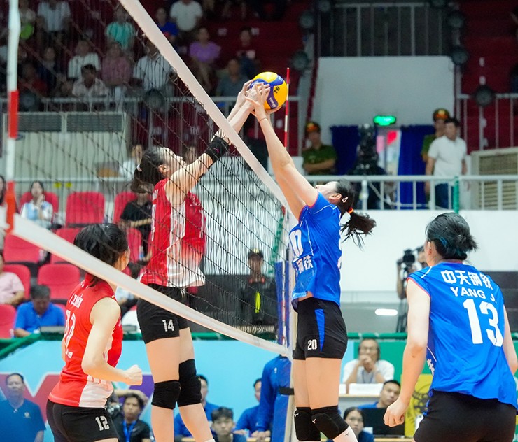 Quỳnh Hương (số 14) ở trận gặp Giang Tô (Trung Quốc) chiều 16/5.