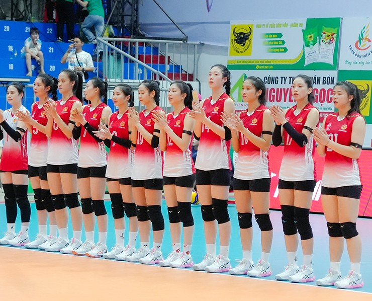 Quỳnh Hương (14) với chiều cao nổi bật trong màu áo Binh chủng Thông tin - Binh đoàn 19.