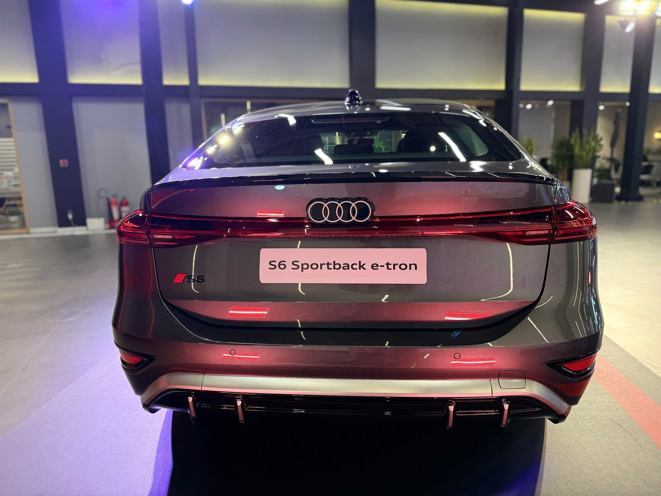 Đây là mẫu xe Audi S6 Sportback e-Tron lần đầu tiên có mặt tại Việt Nam - 5