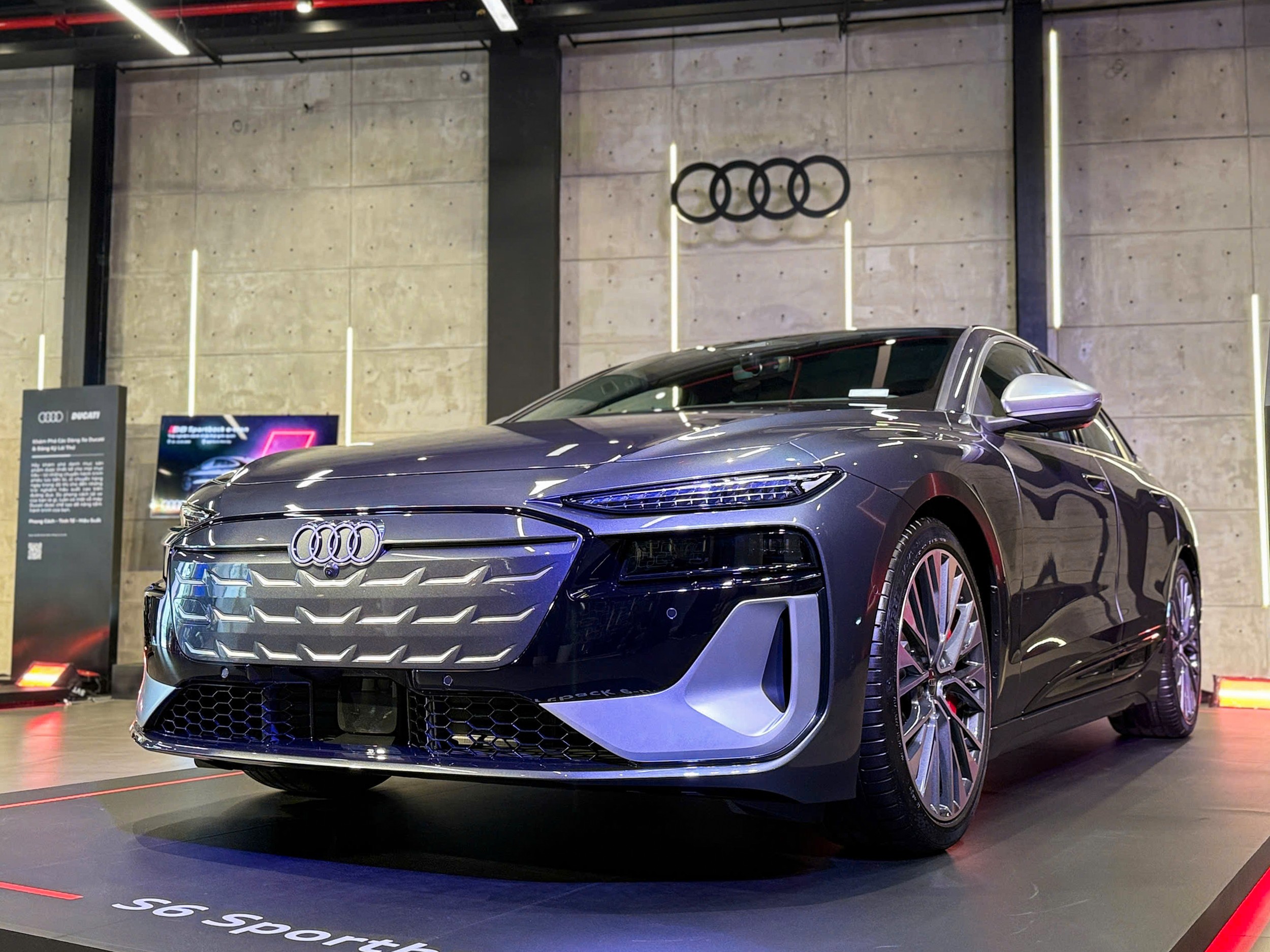 Đây là mẫu xe Audi S6 Sportback e-Tron lần đầu tiên có mặt tại Việt Nam - 2