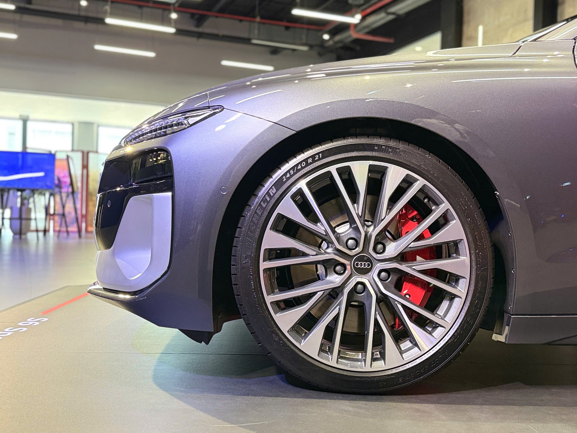 Đây là mẫu xe Audi S6 Sportback e-Tron lần đầu tiên có mặt tại Việt Nam - 9