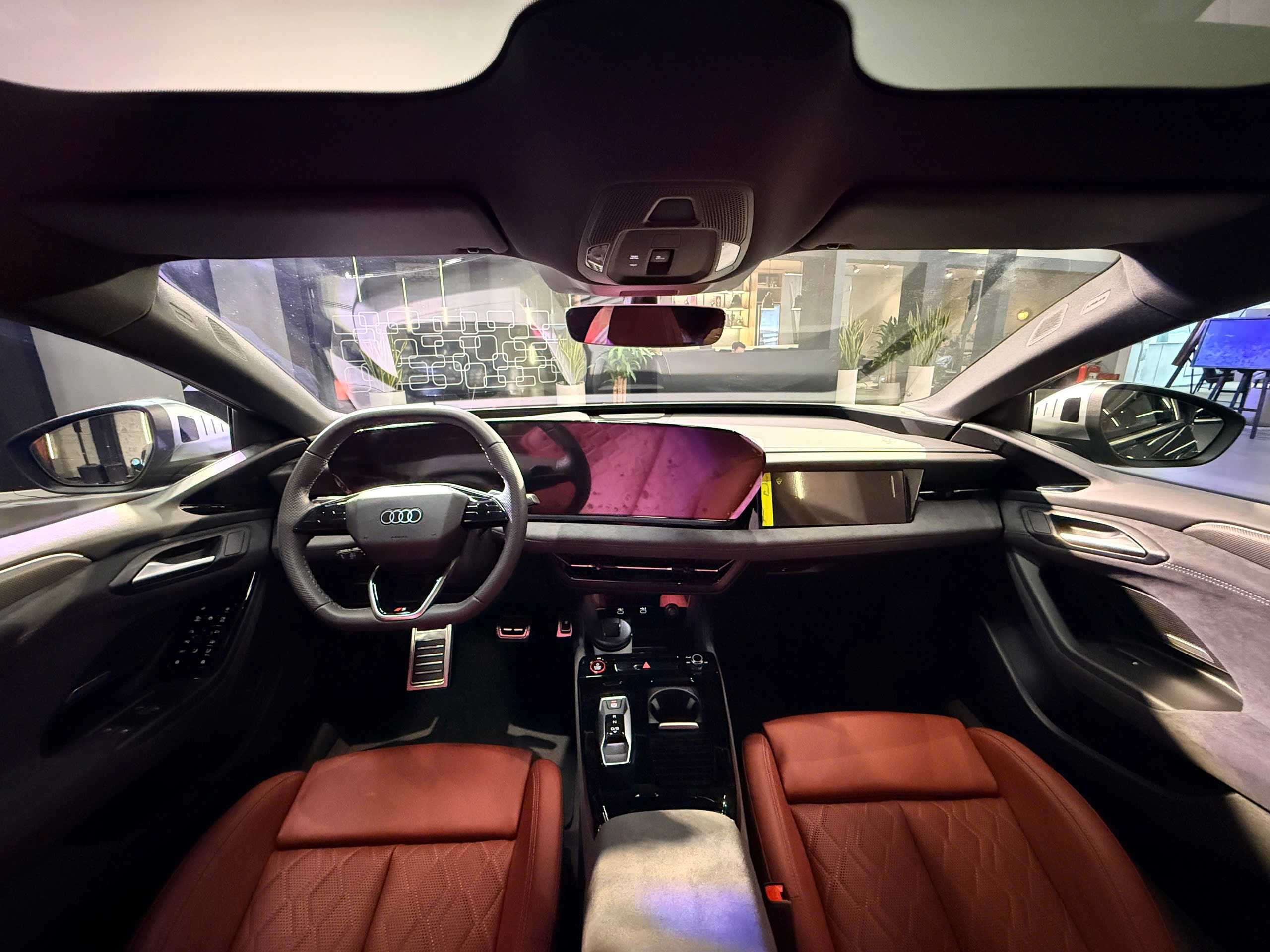 Xe trang bị màn hình hiển thị thông tin thực tế tăng cường AR Head-up Display.