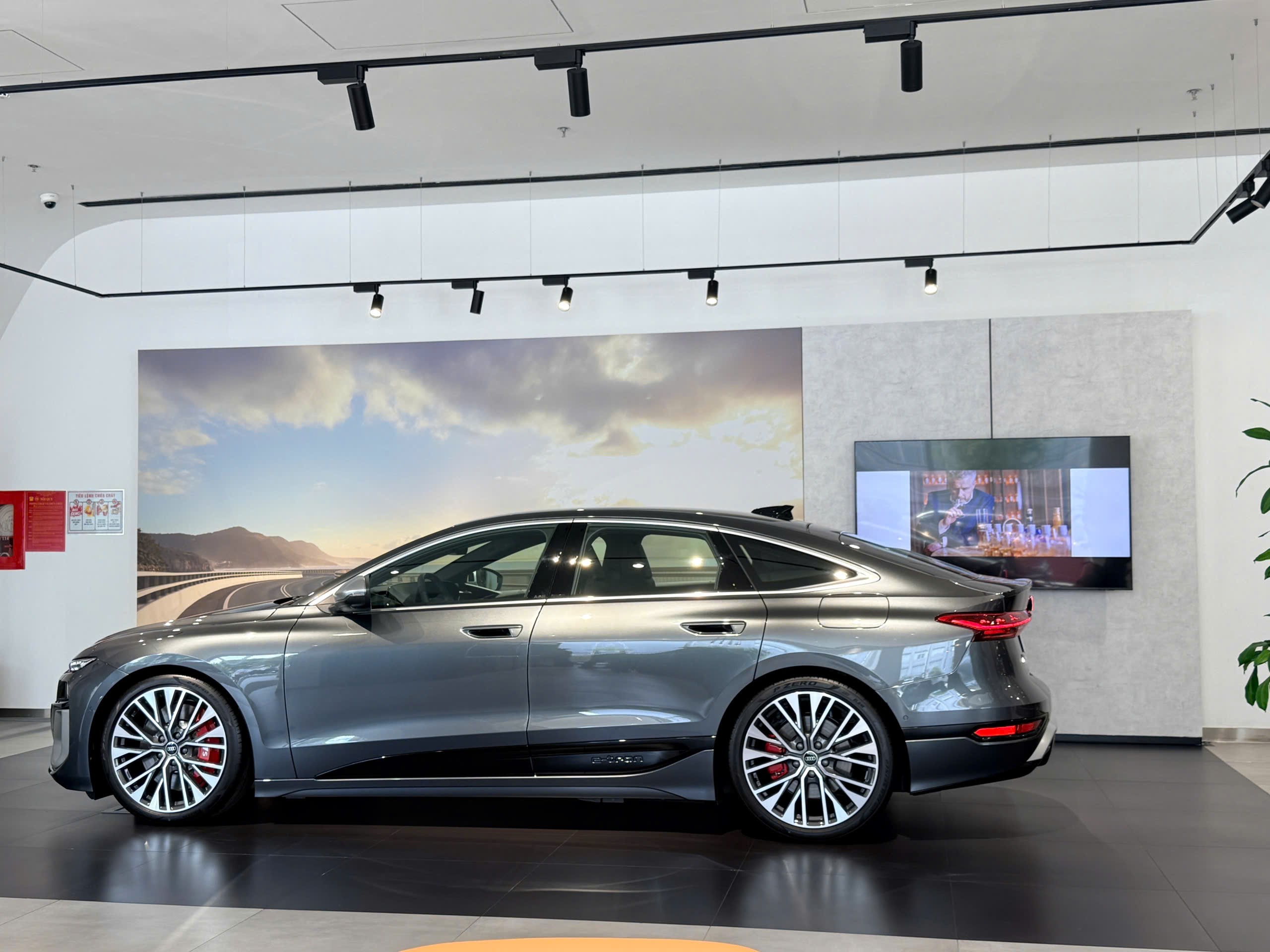 Audi S6 Sportback e-tron được phát triển trên nền tảng PPE (Premium Platform Electric) thế hệ mới.&nbsp;