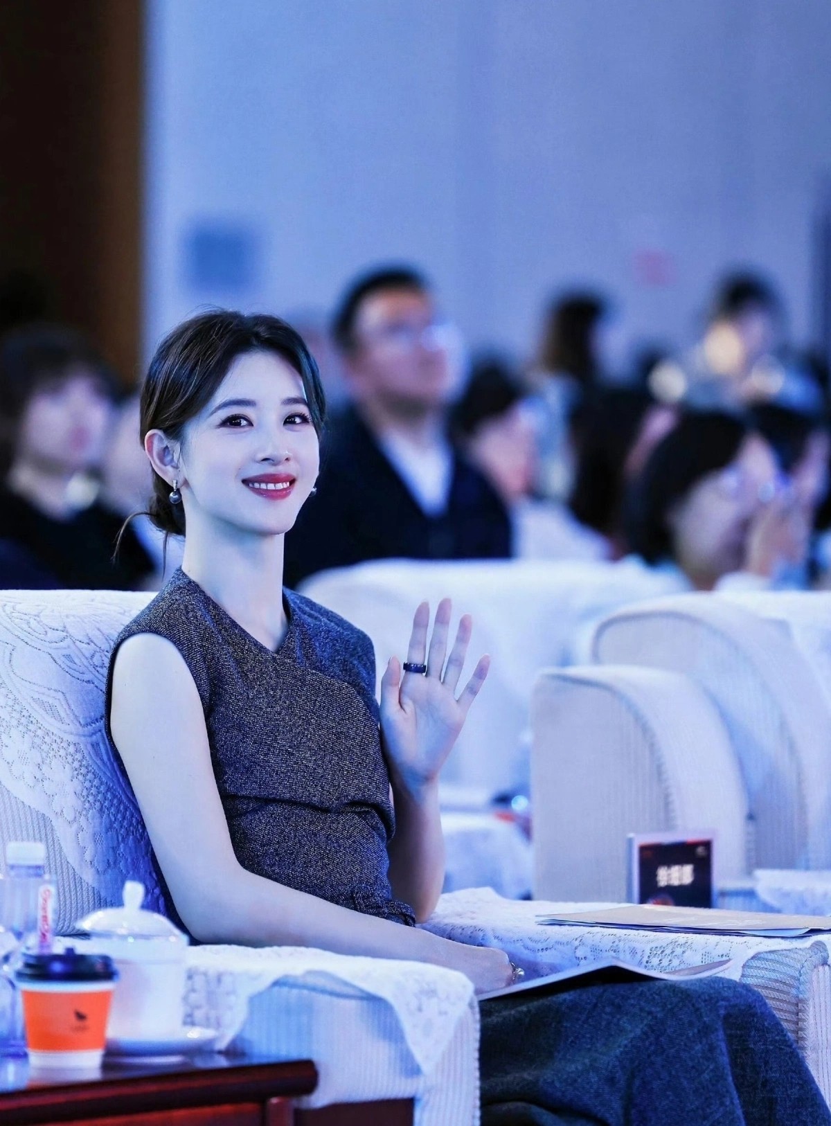 Váy áo giúp tỷ phú Trung Quốc tỏa sáng - 6