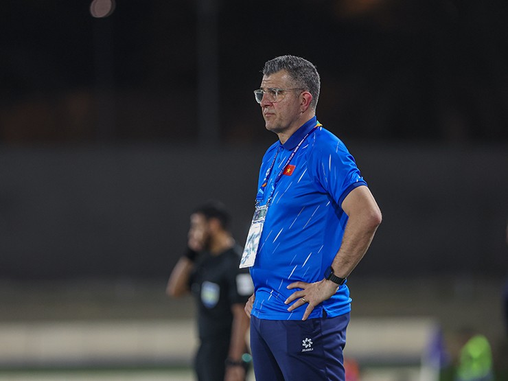 HLV Cristiano Roland động viên học trò sau trận thua U17 Úc.