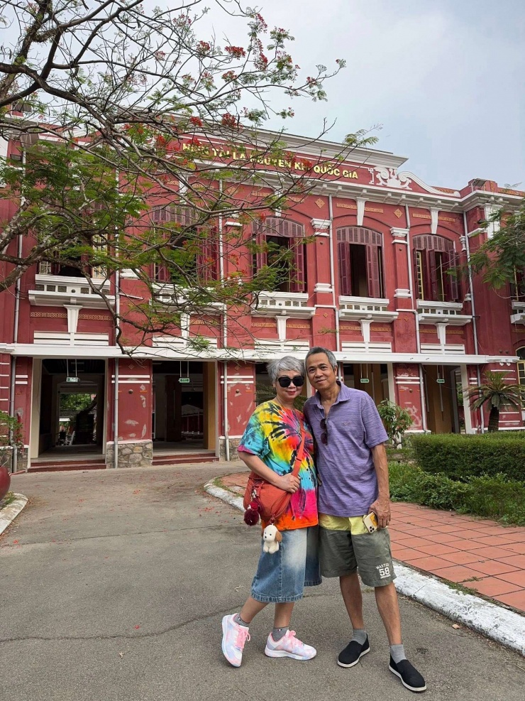 Anh Tô Thanh Bình và chị Nguyễn Thúy Hương check in tại trường Quốc Học Huế. (Ảnh: NVCC)