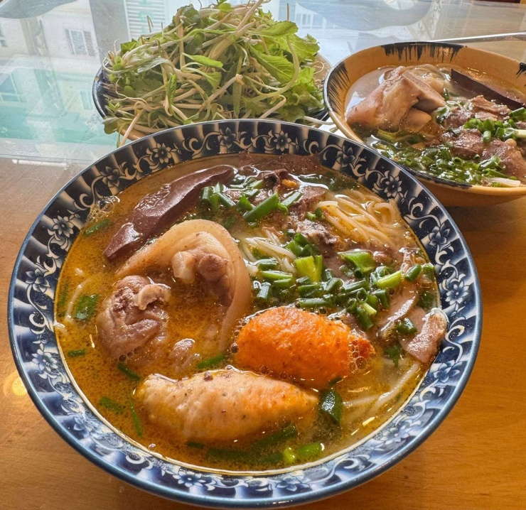 Món bún bò Huế được anh Bình chị Hương yêu thích. (Ảnh: NVCC)