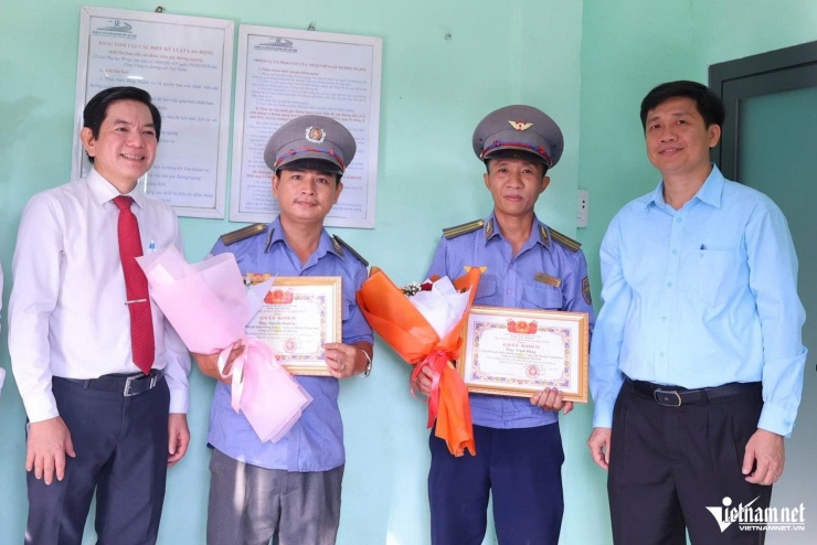 Lãnh đạo xã Bình Minh khen thưởng đột xuất cho hai nhân viên đường sắt. Ảnh: Hoàng Anh