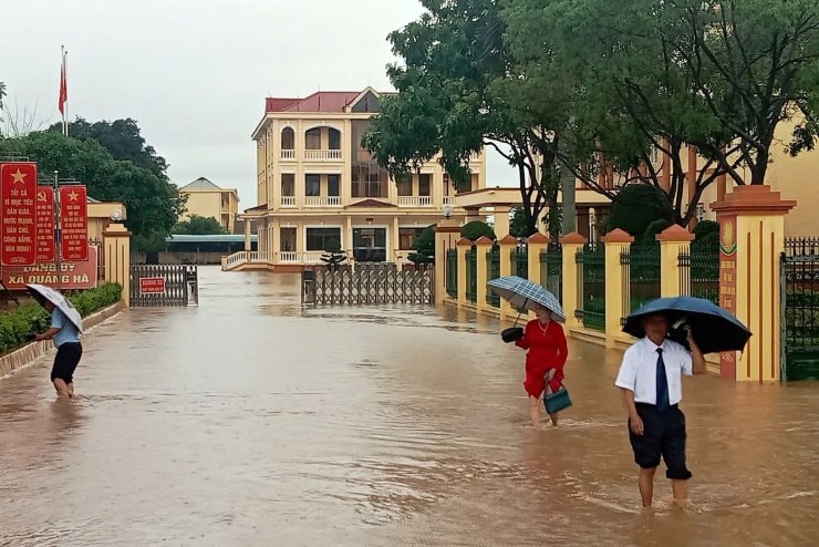 Nước lũ dâng ngập vào trụ sở xã Quảng Hà. Ảnh: P.C