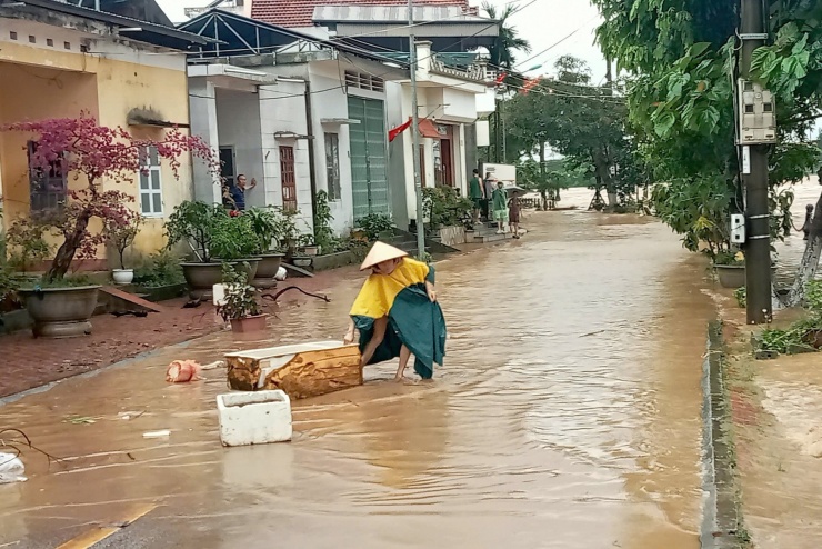 Khu dân cư ngay cạnh bờ sông bị nước lũ tràn vào. Ảnh: P.C