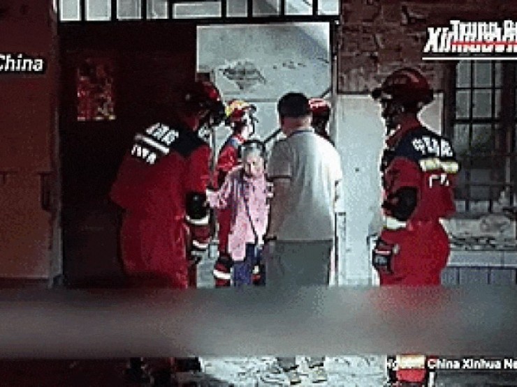 VIDEO: Động đất ở Trung Quốc, nhà cửa đổ sập, đã có người thiệt mạng
