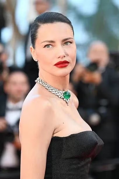 Cựu Đệ nhất phu nhân Pháp chiếm trọn thảm đỏ Cannes - 12