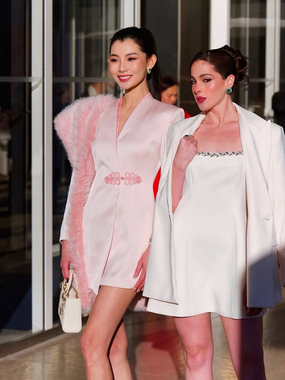 Đương kim Hoa hậu Hoàn vũ Fatima Bosch và người đẹp Zhao Na - Miss Universe Asia 2025 cùng xuất hiện trong một sự kiện tại Cannes. Hai người đẹp lựa chọn trang phục có màu sắc thanh lịch, nhẹ nhàng.