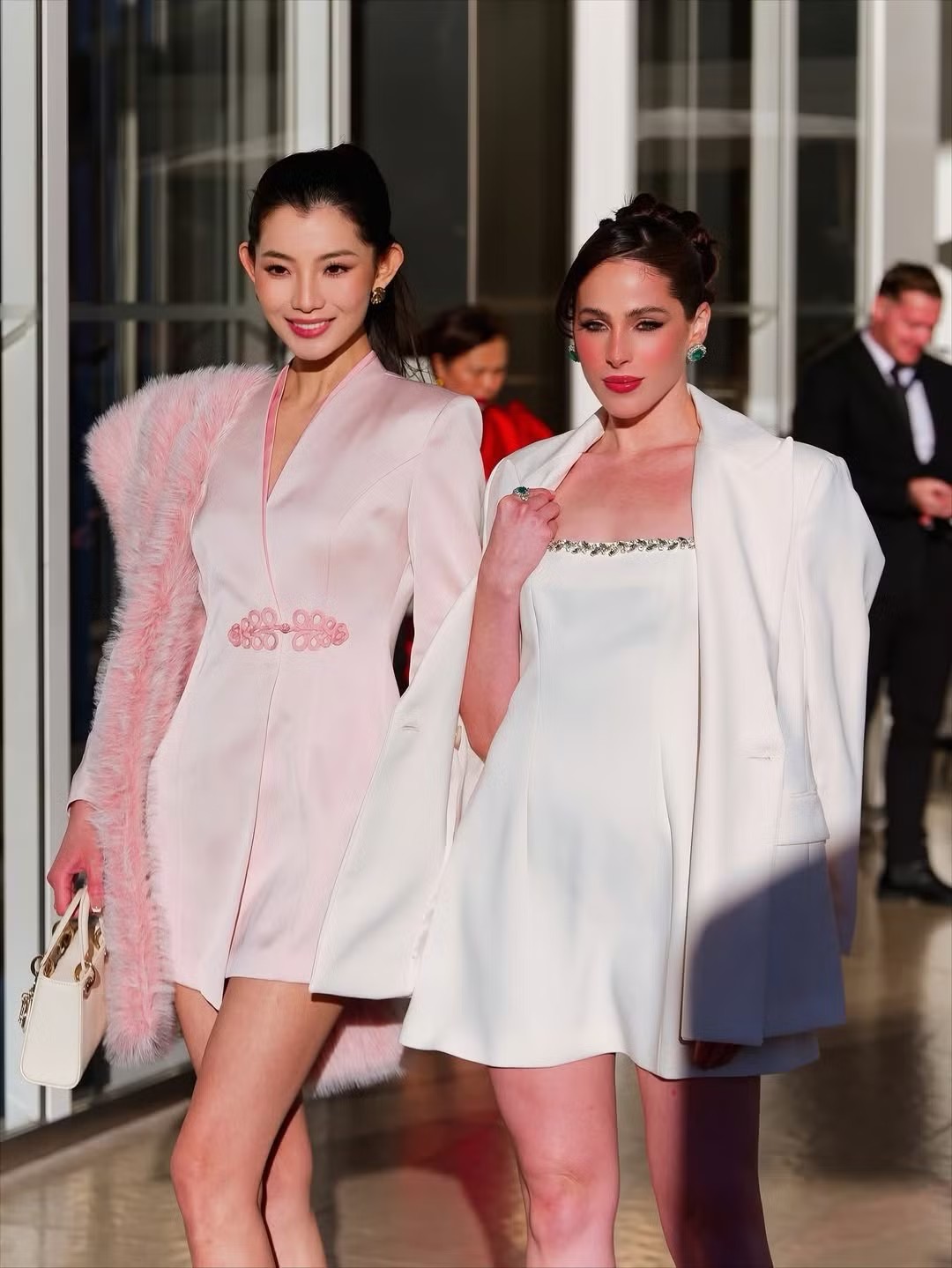 Đương kim Hoa hậu Hoàn vũ Fatima Bosch và người đẹp Zhao Na - Miss Universe Asia 2025 cùng xuất hiện trong một sự kiện tại Cannes. Hai người đẹp lựa chọn trang phục có màu sắc thanh lịch, nhẹ nhàng.