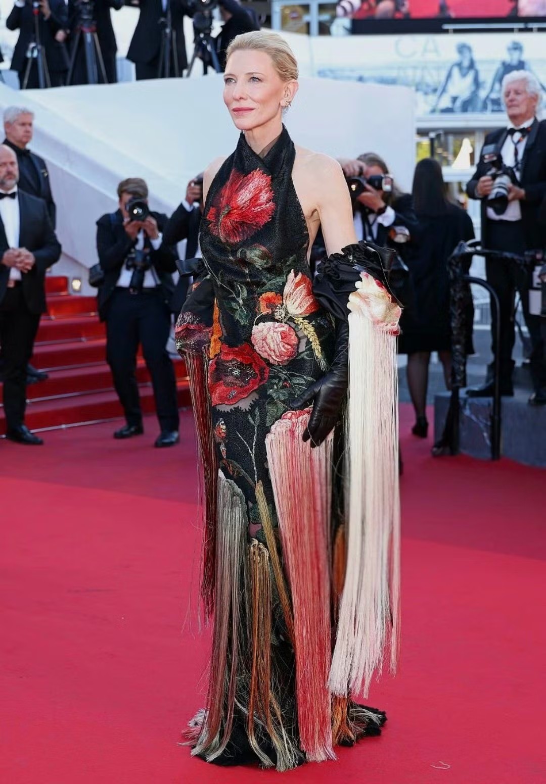 Cựu Đệ nhất phu nhân Pháp chiếm trọn thảm đỏ Cannes - 17