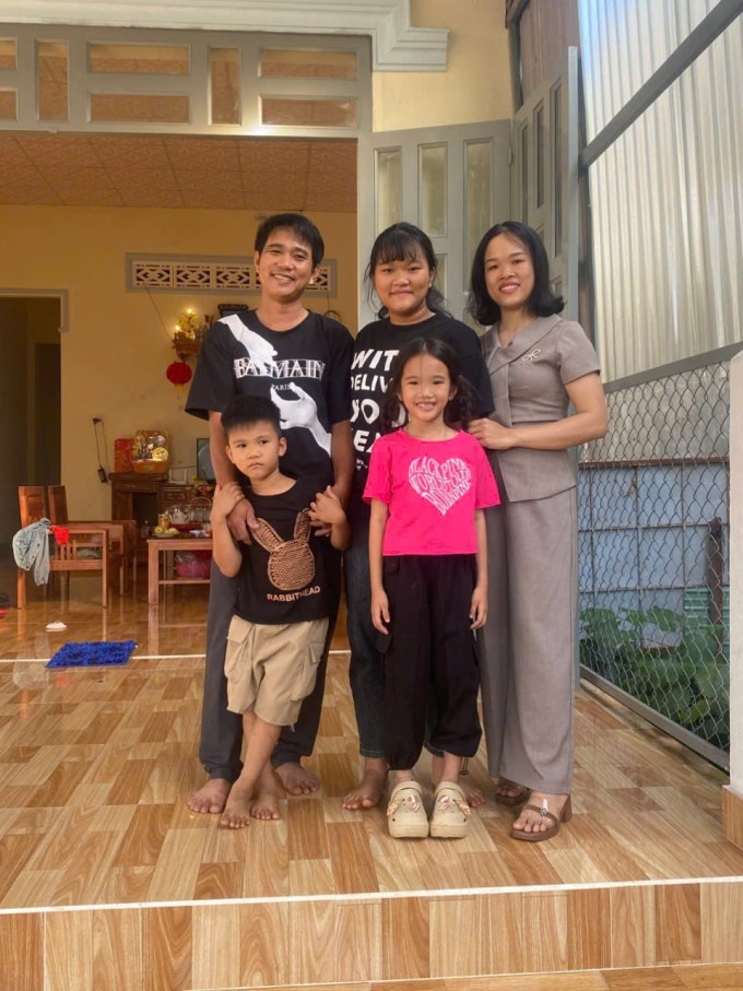 Vợ chồng Duyên bên ba con. Ảnh: NVCC