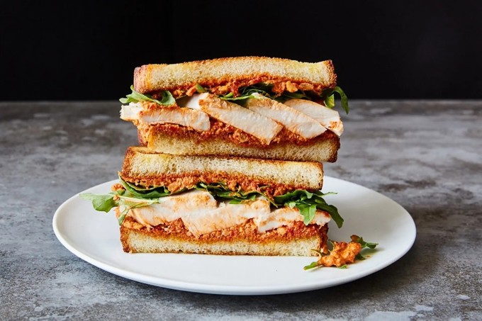 Bánh mì kẹp ức gà là gợi ý cho người có nhu cầu giảm cân.