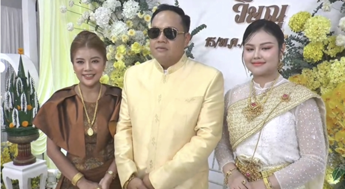 Ông Wisanu Prangchaiyaphum với hai người vợ trong lễ cưới hôm 15/5. Ảnh: Khaosod