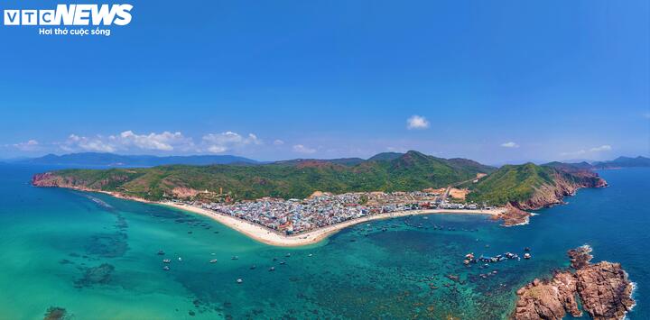Khoảng tháng 5 đến tháng 7 là thời điểm rong mơ nở rộ, qua làn nước biển trong vắt như gương, tạo nên một khung cảnh tuyệt mĩ tựa thiên đường.