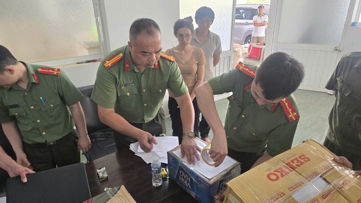 Cơ quan điều tra thi hành Lệnh khám xét tạiVăn phòng làm việc của Công ty Đường Lâm. (Ảnh: Công an Lạng Sơn).
