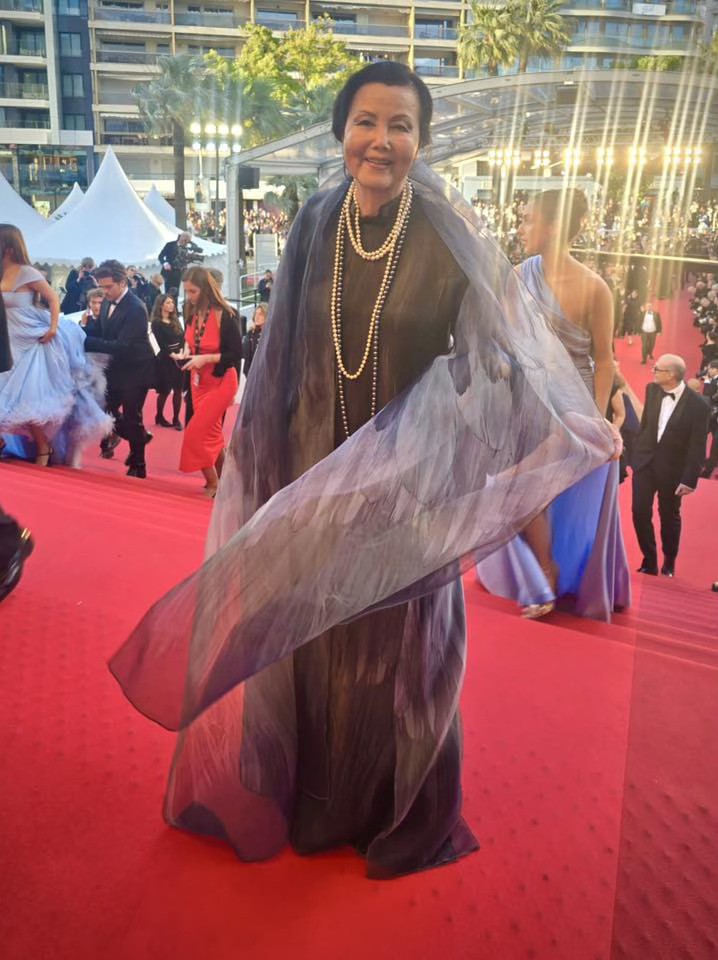 Nữ diễn viên Kiều Chinh mặc áo dài trên thảm đỏ Cannes 2026.