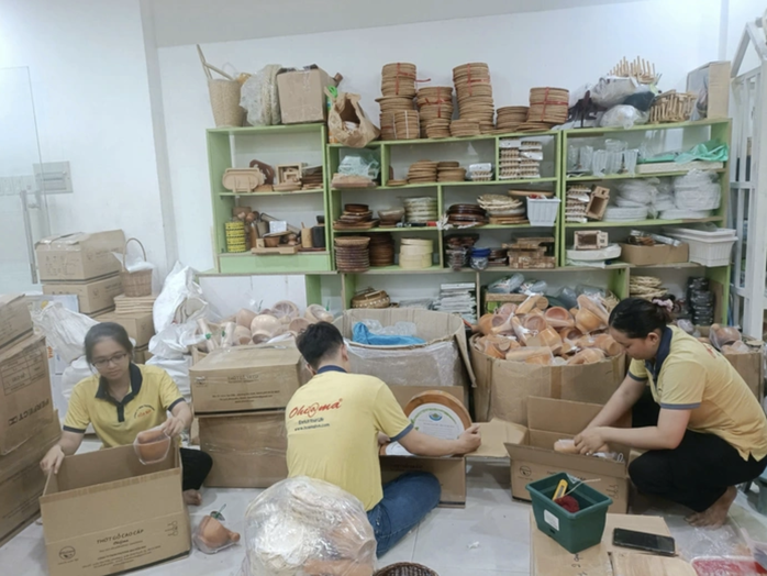 Nhà bán đang xoay xở trước áp lực tăng phí của sàn thương mại điện tử