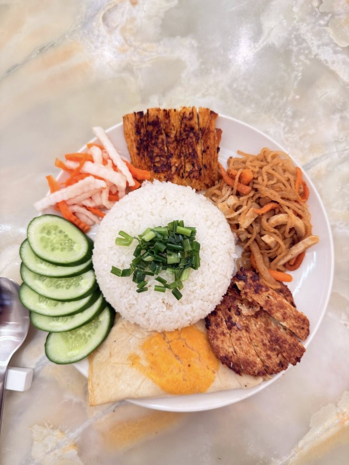 Hồ Quỳnh Hương trổ tài bếp núc dịp cuối tuần.