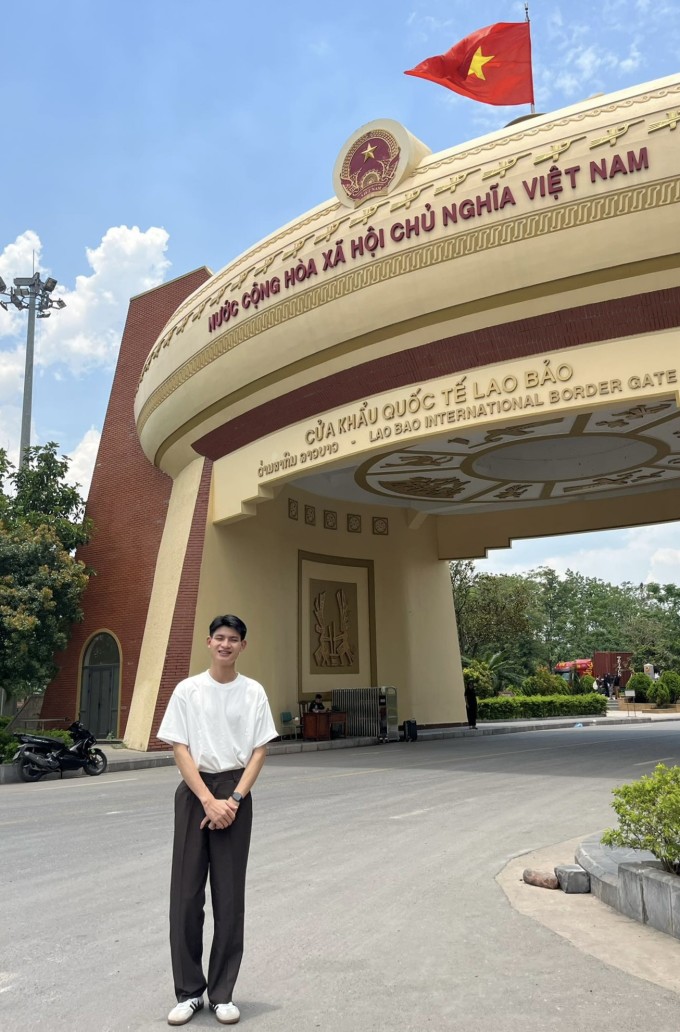 Nguyễn Văn Sáng trong lần đầu tiên ra nước ngoài ở tuổi 20. Ảnh: NVCC