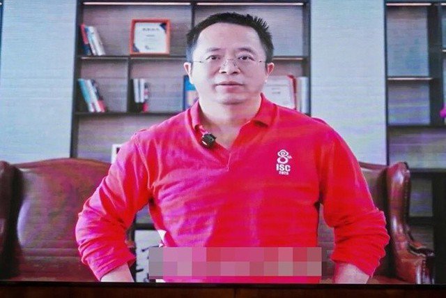 Tại buổi lễ, ông Zhou Hongyi công bố khoản quyên góp lên tới 100 triệu nhân dân tệ (tương đương khoảng 385 tỷ đồng) dành cho chính ngôi trường đã đào tạo mình. Ảnh: QQ