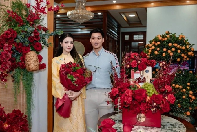 Cầu thủ Văn Thanh chuẩn bị một bó hoa tông đò đồng điệu với mâm lễ vật để dành tặng bạn gái Bích Hạnh trong ngày dạm ngõ hôm 26/2.