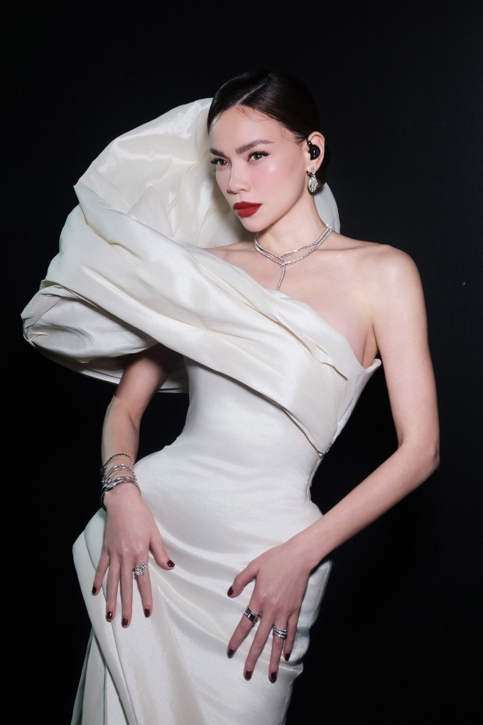"Nữ hoàng giải trí" Hồ Ngọc Hà sinh năm 1984 tại Quảng Bình cũ (nay là Quảng Trị), khởi nghiệp với vai trò người mẫu, sau đó bén duyên ca hát. Ngoài ca hát, người đẹp làm huấn luyện viên các chương trình: Giọng hát Việt, X-Factor, The Face, The New Mentor... Năm 2020, Hồ Ngọc Hà và diễn viên Kim Lý đăng ký kết hôn sau ba năm hẹn hò, đón cặp song sinh một trai, một gái.