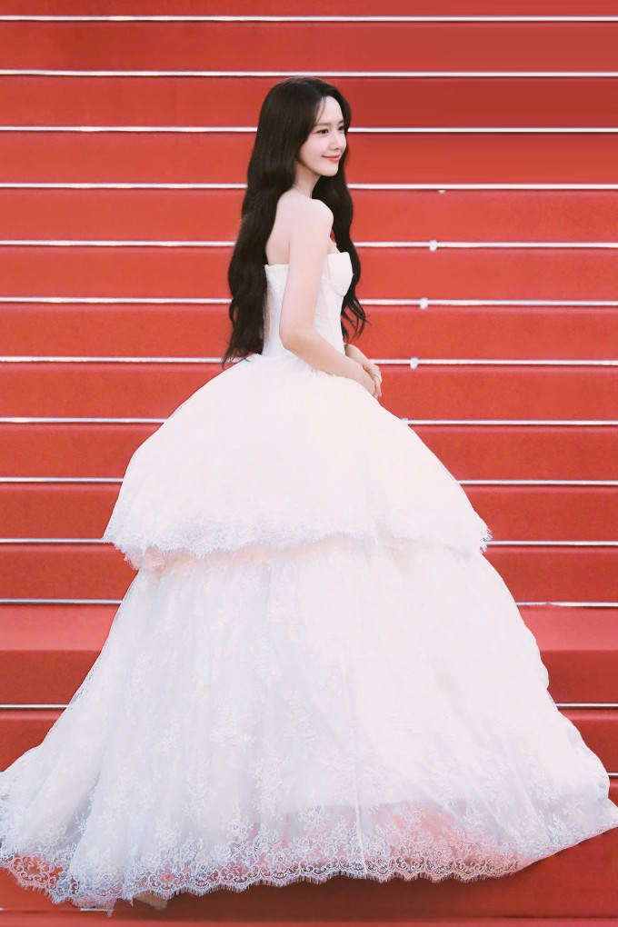 Yoona, Han So Hee mang vẻ đẹp 'kẹo ngọt' lên thảm đỏ - 2