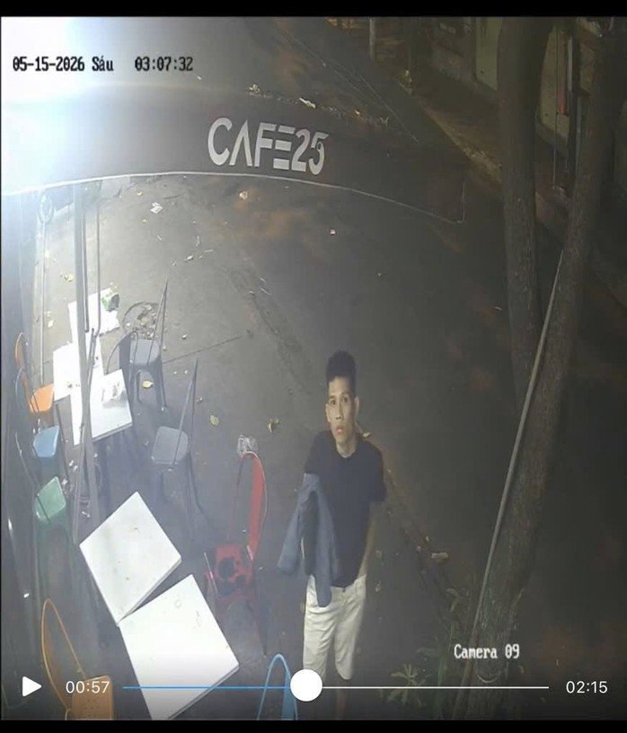 Kẻ trộm nhìn chằm chằm vào camera