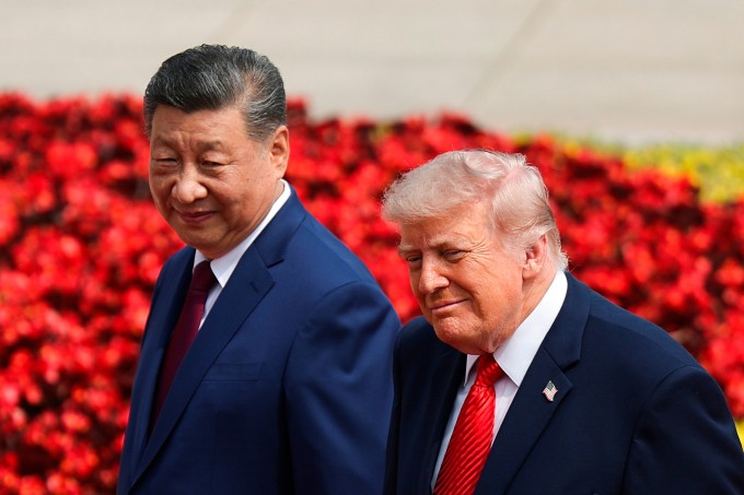 Tổng thống Mỹ Donald Trump (phải) và Chủ tịch Trung Quốc Tập Cận Bình tại Bắc Kinh ngày 14/5. Ảnh: AP