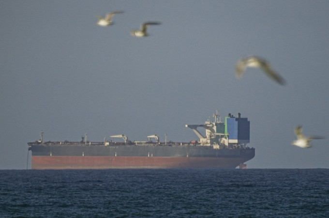 Một tàu chờ di chuyển qua eo biển Hormuz ngày 8/4. Ảnh: AFP