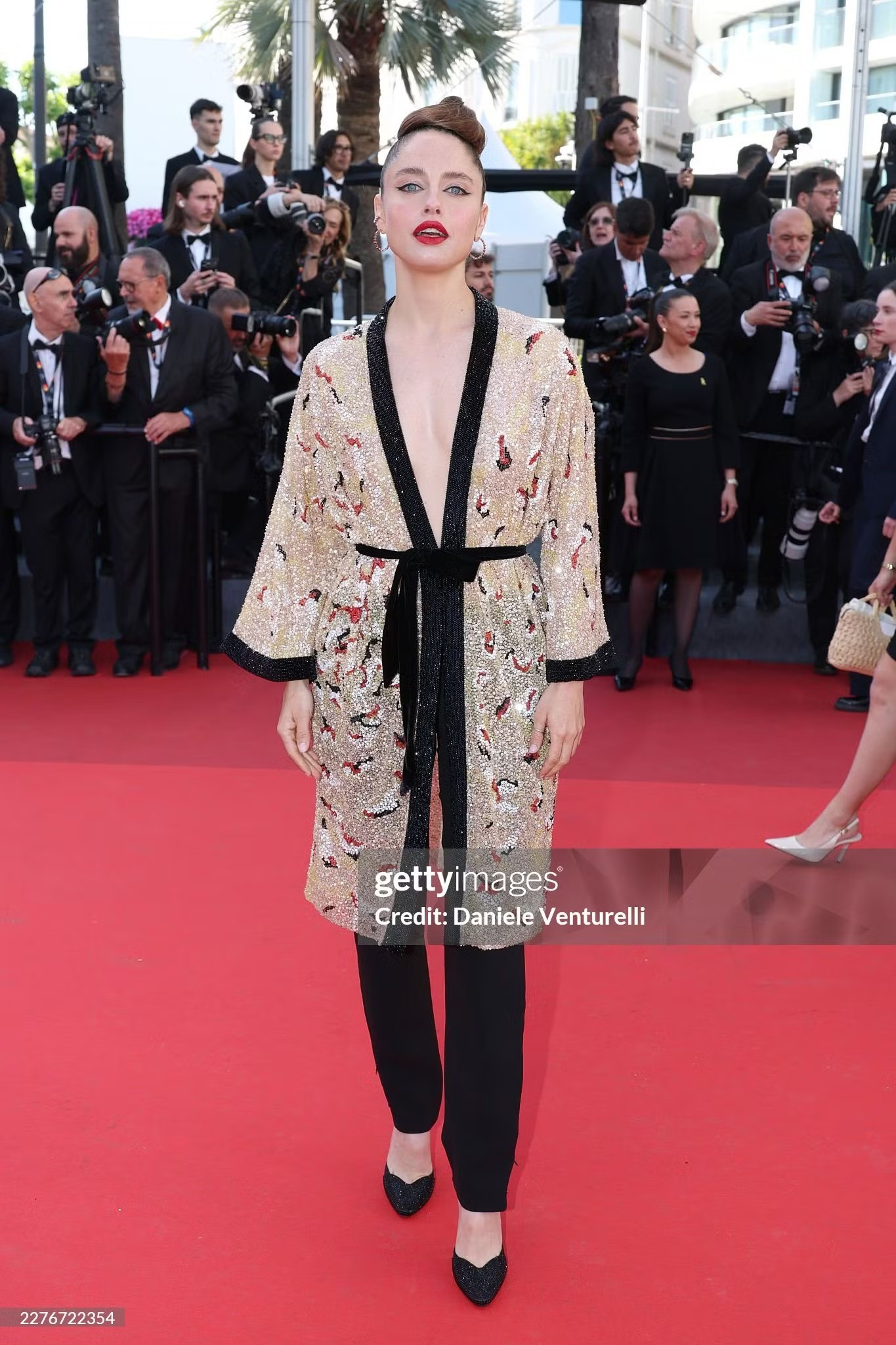 Nữ diễn viên Matilde Gioli diện thiết kế kimono từ bộ sưu tập Armani Privé Spring 2024 Couture phối cùng quần cigarette và giày cao gót. Cô hoàn thiện cảm hứng Á Đông bằng kiểu tóc búi cao.